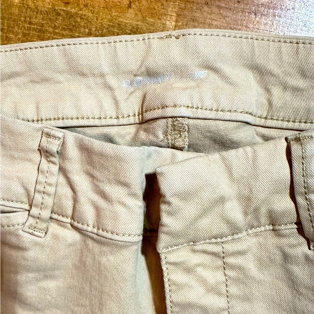 Old Navy Chino Pixie Size 0. Khaki color. Great condition!